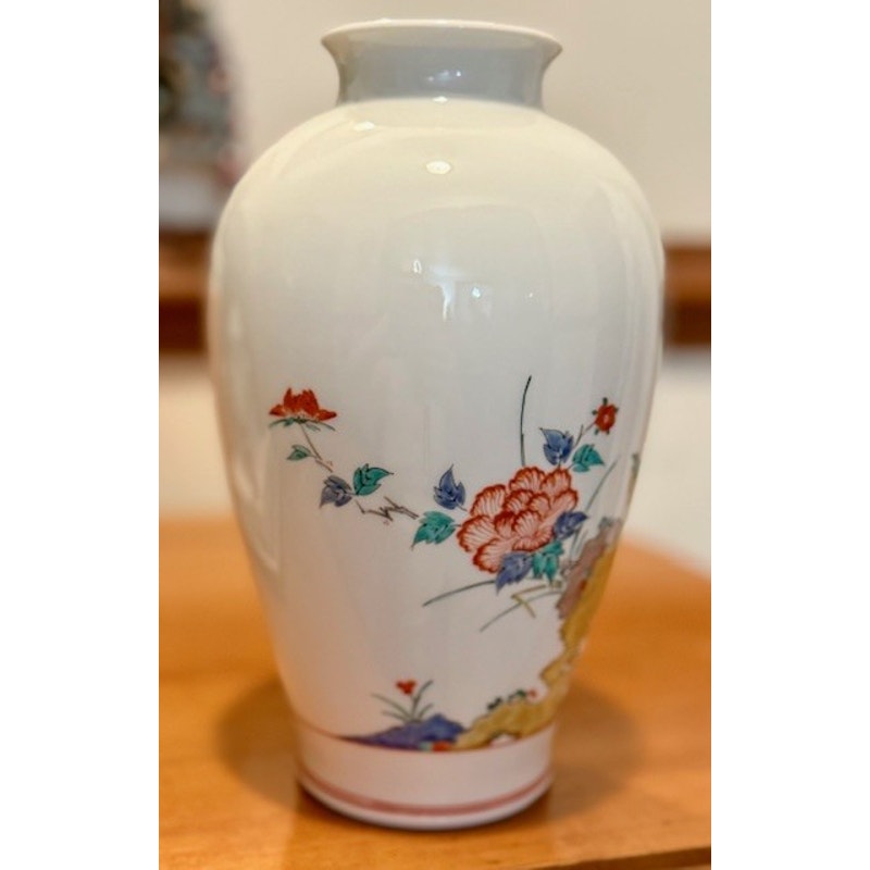 Japanese Kakiemon Kiln Porcelain Vase – Hand Painted Arita Ware – Signed Bird Floral